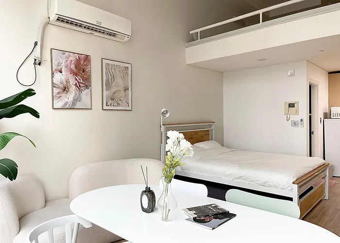 Romantic And Spacious Duplex Hongik Stn 1minute