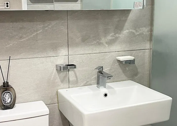 Romantic And Spacious Duplex Hongik Stn 1minute 아파트 *